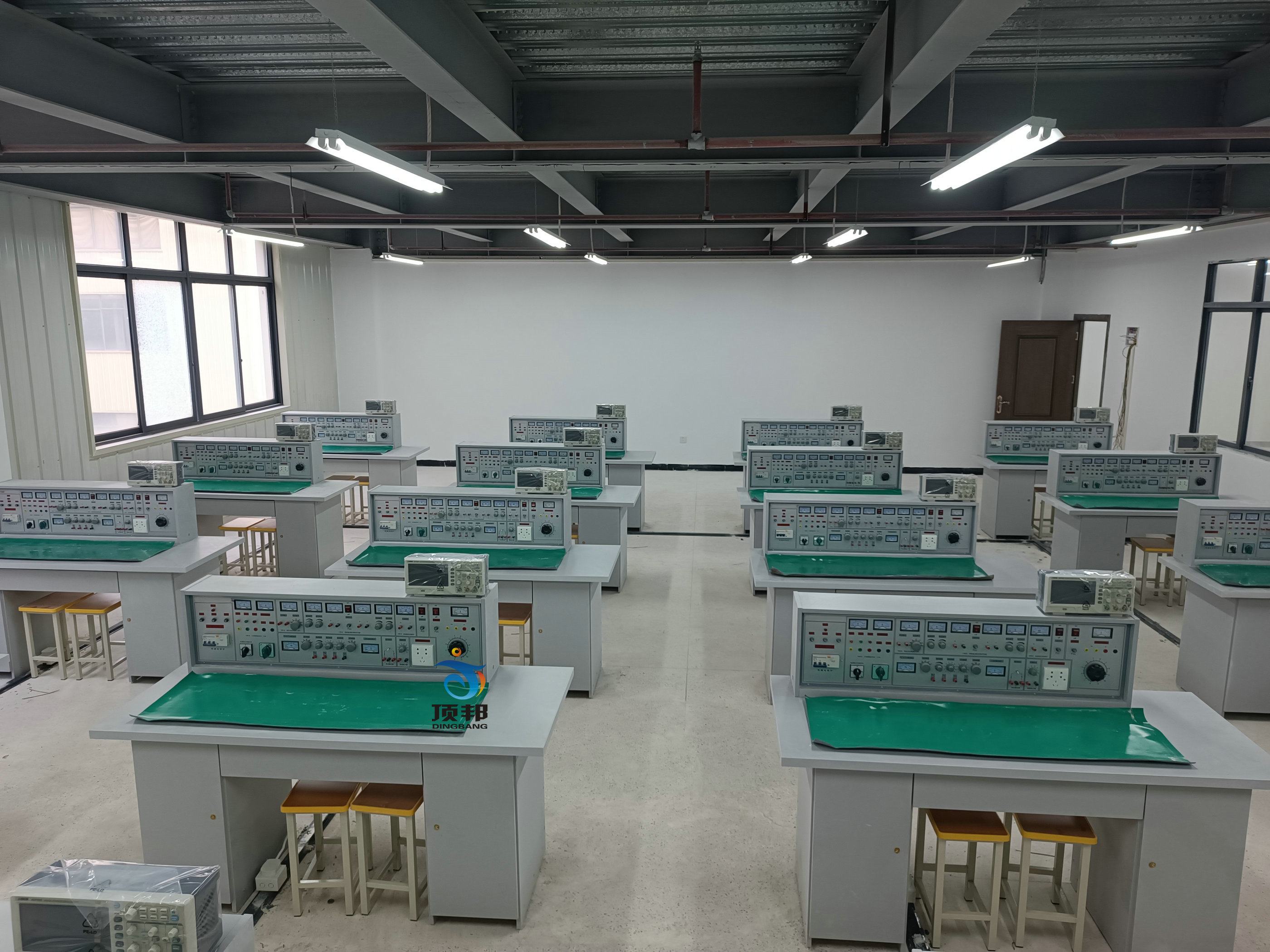 通用智能型電工.電子實(shí)驗(yàn)室成套設(shè)備