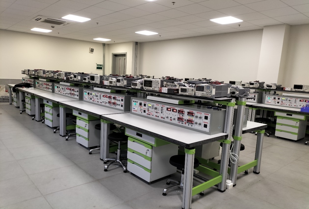 模電數(shù)電綜合應(yīng)用創(chuàng)新實訓(xùn)考核裝置