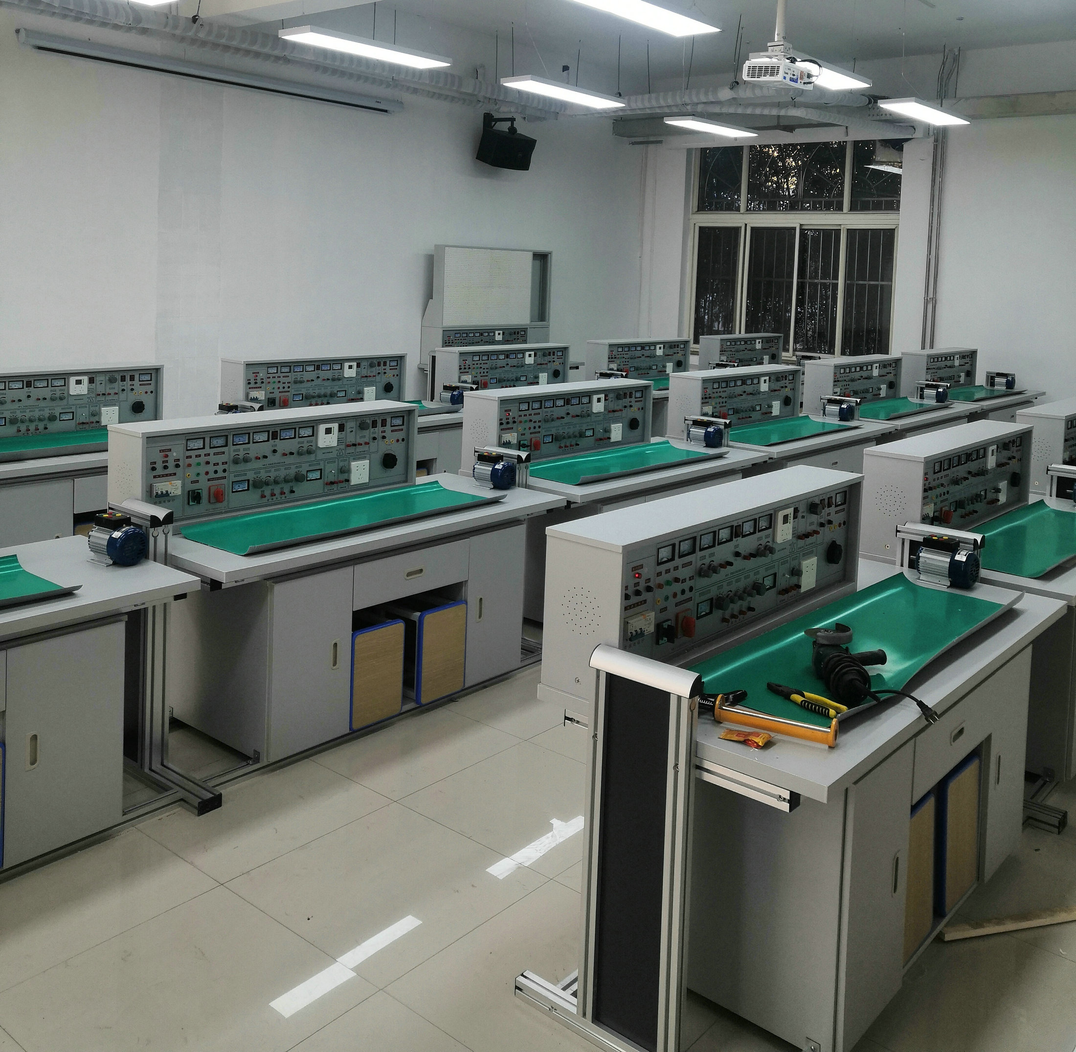 通用電子實驗室設(shè)備