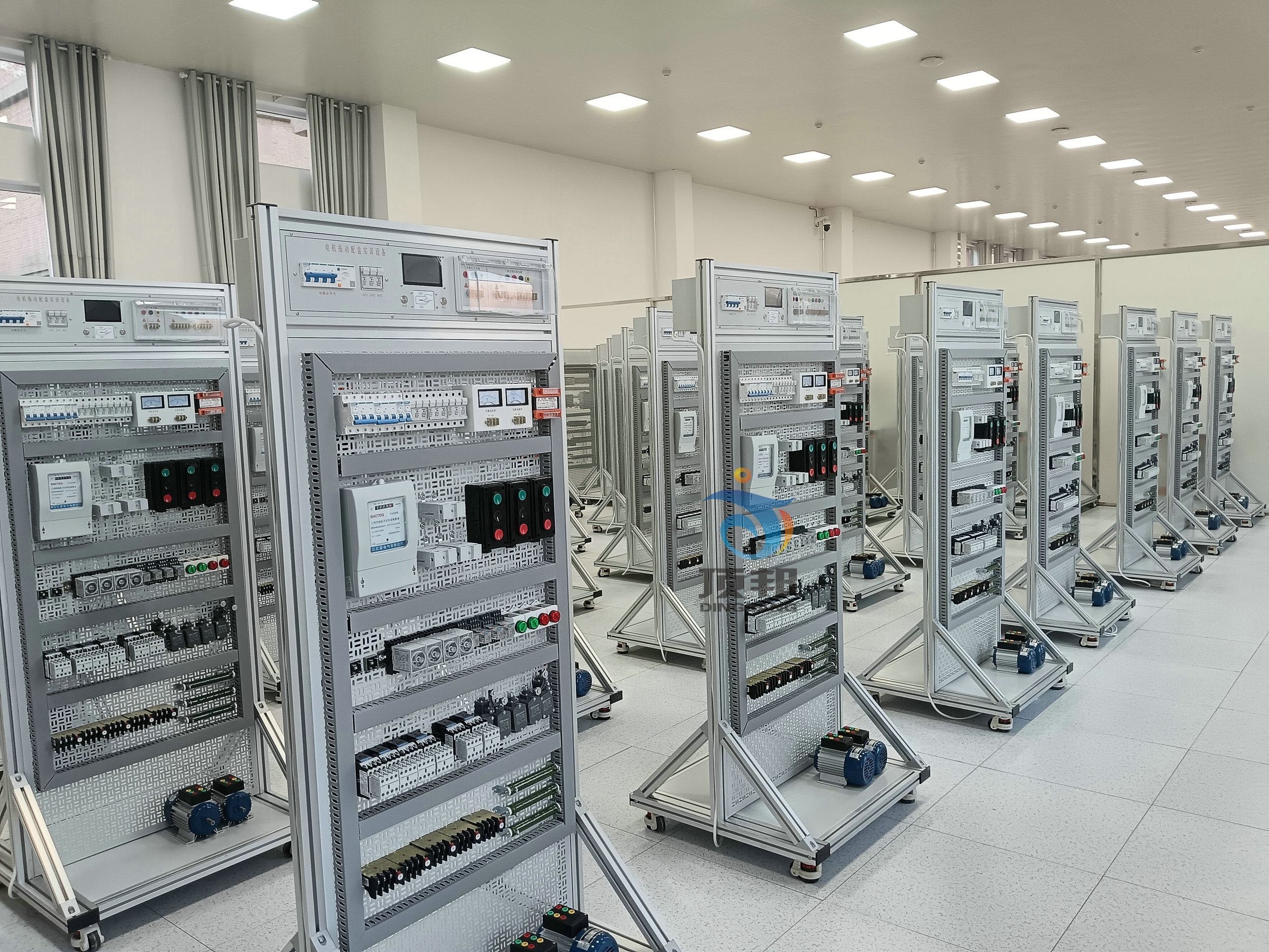 電機(jī)拖動(dòng)配盤實(shí)訓(xùn)設(shè)備