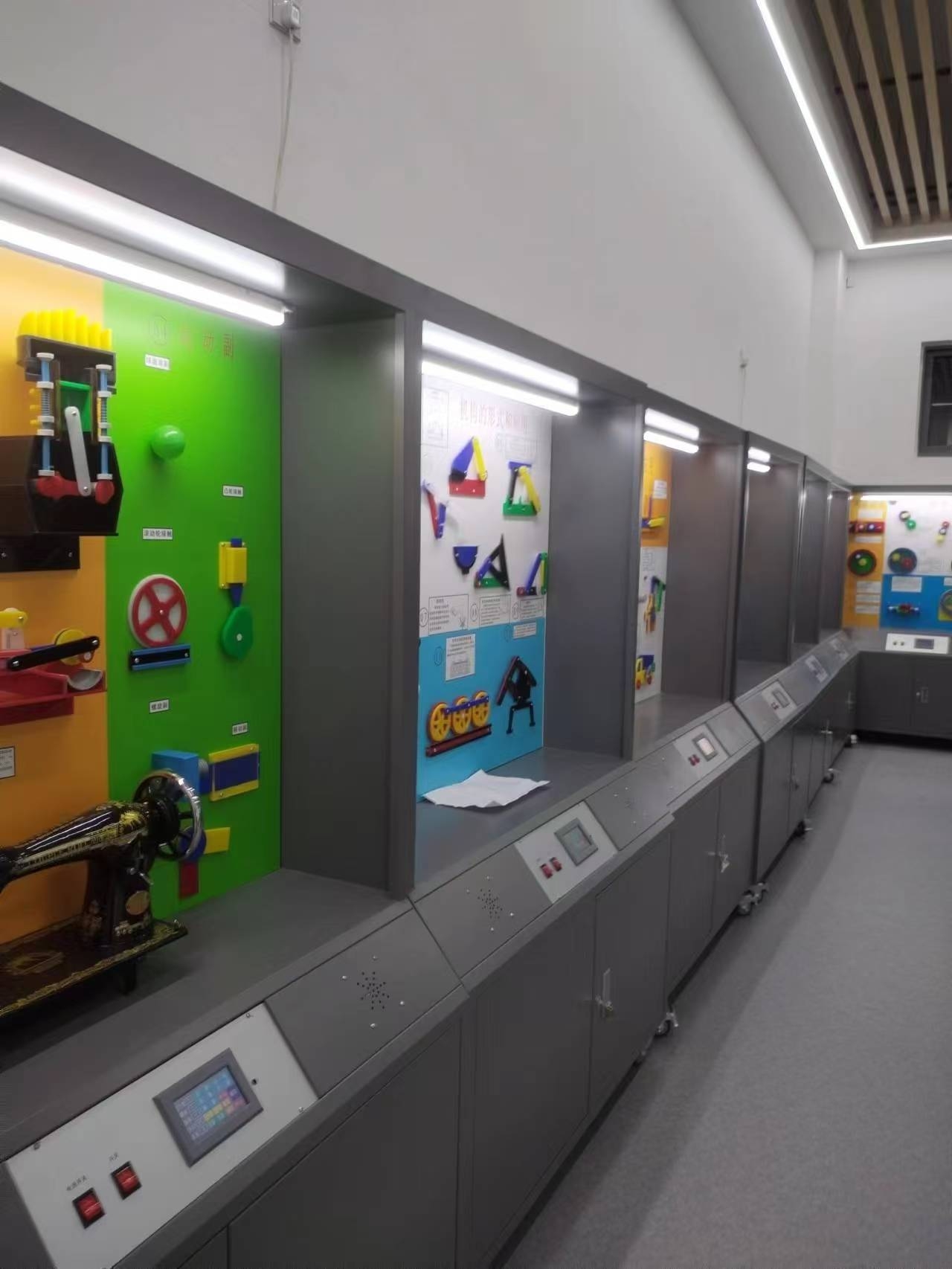 機械基礎(chǔ)陳列柜