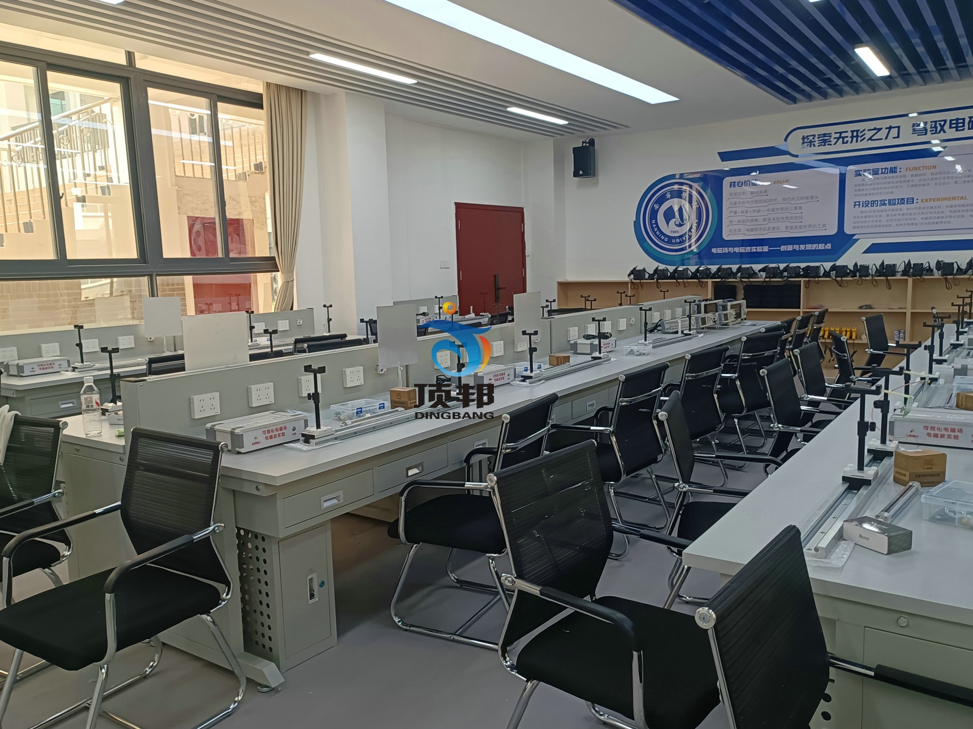 南寧學(xué)院電磁場(chǎng)電磁波可視化教學(xué)實(shí)驗(yàn)系統(tǒng)