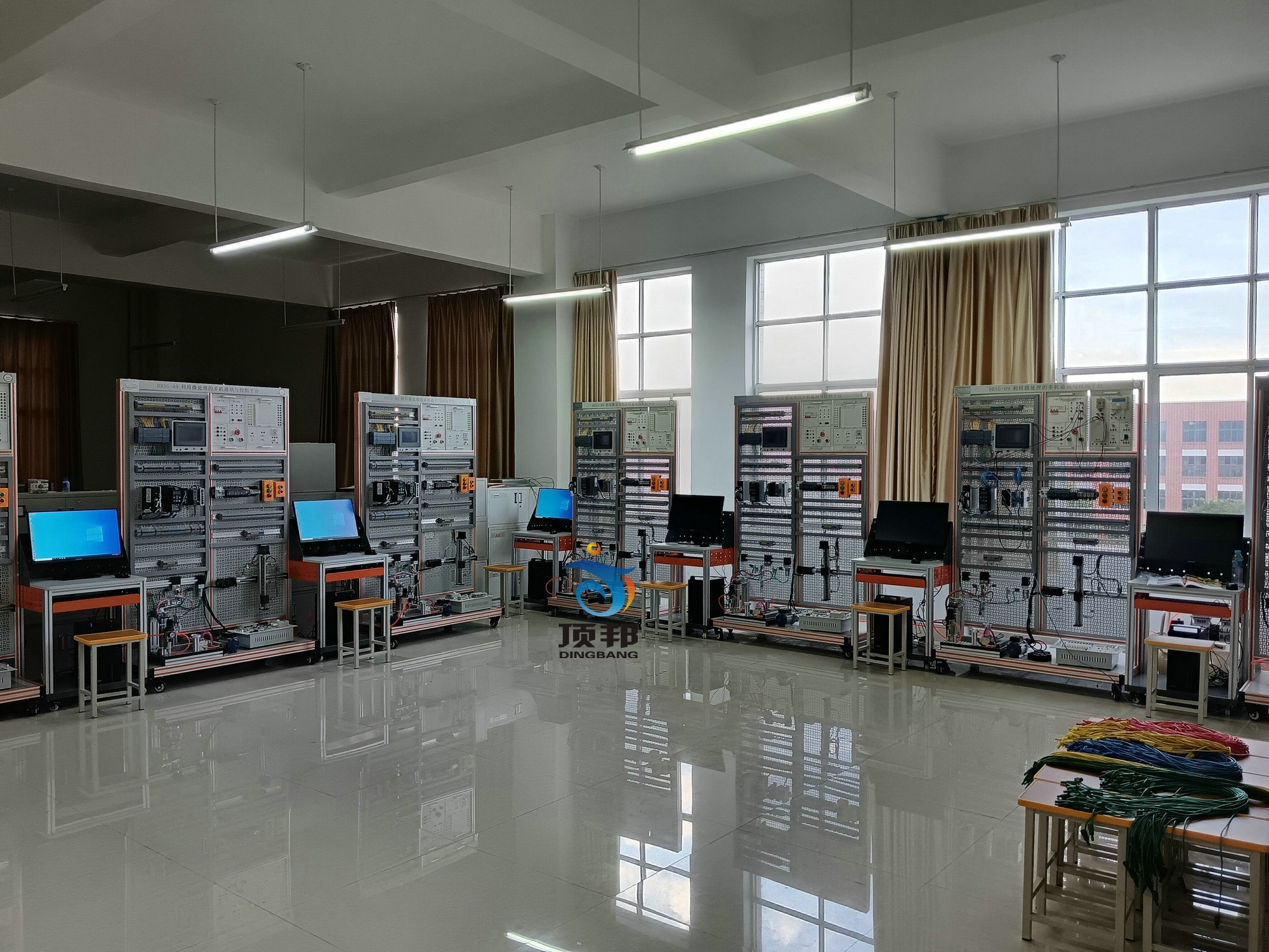 利用微處理的多機(jī)通訊與控制平臺