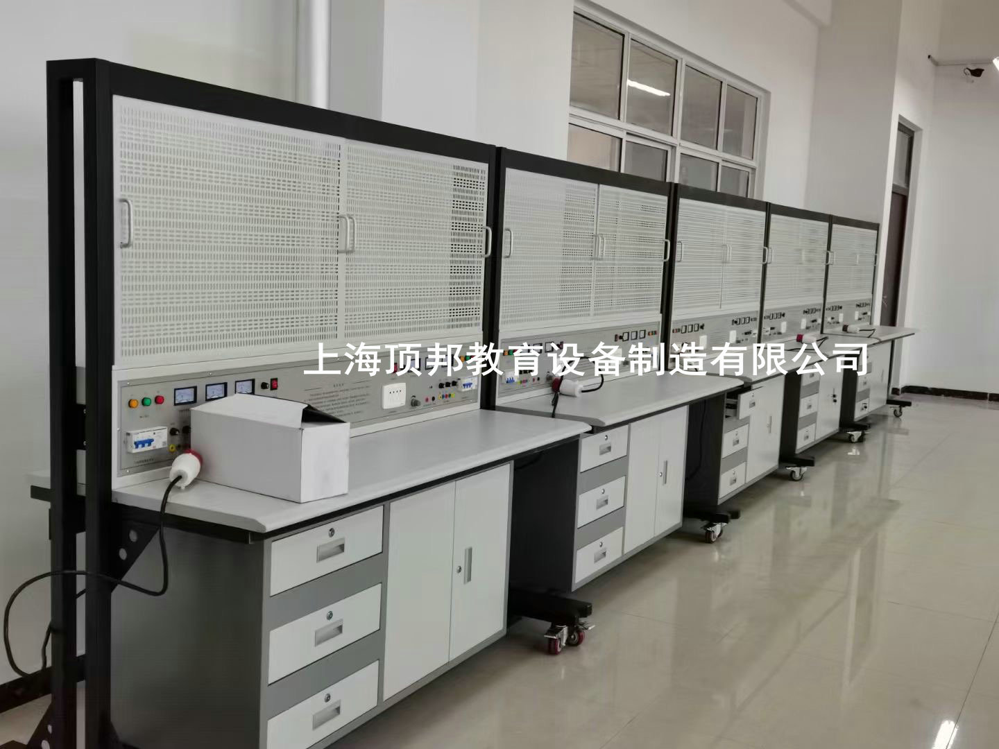 電氣裝配實(shí)訓(xùn)臺(tái)